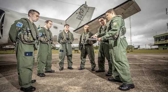 Concurso da Aeronáutica: aviadores conversam ao lado de aeronave da FAB - Divulgação