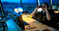 Concurso Aeronáutica: militar usa binóculo dentro de torre de controle de tráfego aéreo - Divulgação