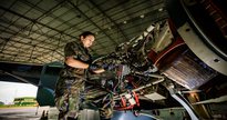 Concurso da Aeronáutica: militar realiza manutenção em motor de aeronave - Divulgação