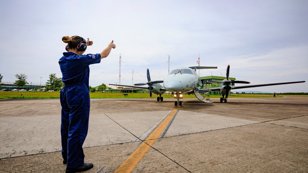 Concurso da Aeronáutica: militar realiza procedimento em solo com aeronave da FAB