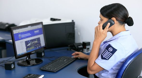 Concurso Aeronáutica: militar fala ao telefone diante de computador - Divulgação