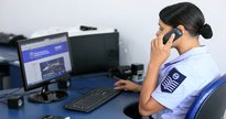 Concurso Aeronáutica: militar fala ao telefone diante de computador - Divulgação