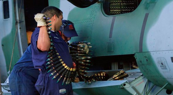 Concurso da Aeronáutica: militares introduzem munição em aeronave - Divulgação