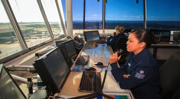 Concurso da Aeronáutica: militares trabalham em torre de controle de tráfego aéreo - Divulgação