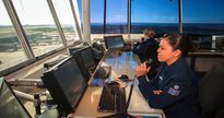 Concurso da Aeronáutica: militares trabalham em torre de controle de tráfego aéreo - Divulgação