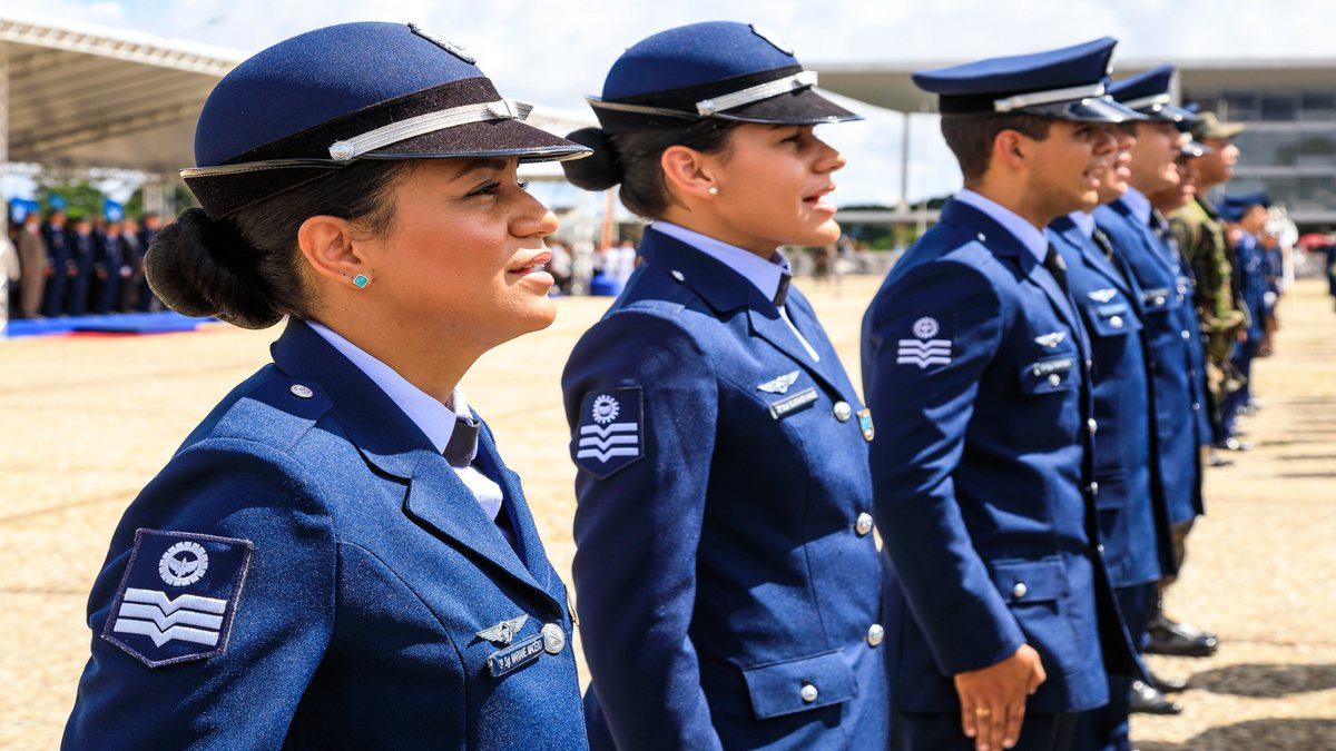 Concurso da Aeronáutica: militares perfilados durante evento na Praça dos Três Poderes, em Brasília
