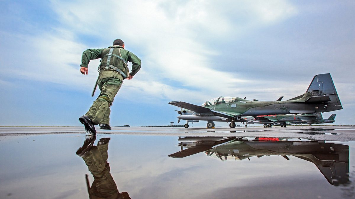 Concurso da Aeronáutica: militar corre em direção a uma aeronave da FAB
