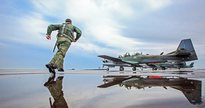 Concurso da Aeronáutica: militar corre em direção a uma aeronave da FAB - Agência Força Aérea