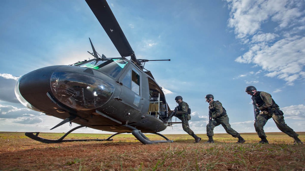 Concurso da Aeronáutica: militares de infantaria embarcam em helicóptero durante treinamento