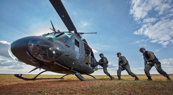Concurso da Aeronáutica: militares de infantaria embarcam em helicóptero durante treinamento - Agência Força Aérea