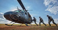 Concurso da Aeronáutica: militares de infantaria embarcam em helicóptero durante treinamento - Agência Força Aérea