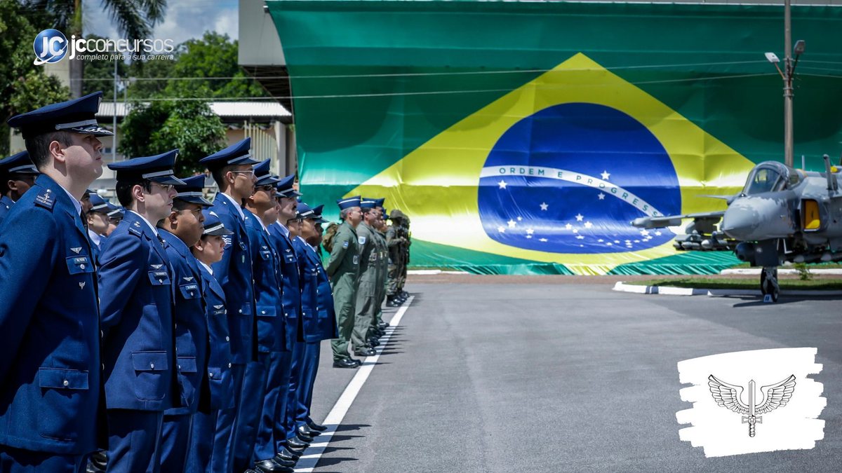 Processo seletivo da Aeronáutica: militares perfilados com bandeira do Brasil e aeronave ao fundo