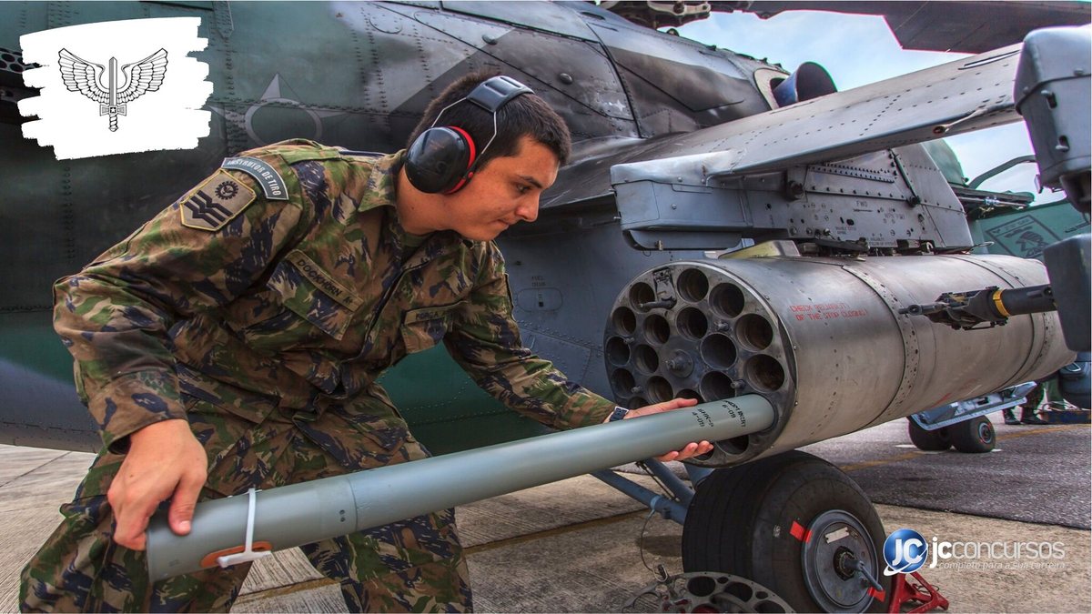 Concurso da Aeronáutica: militar introduz míssil em aeronave da Força Aérea Brasileira