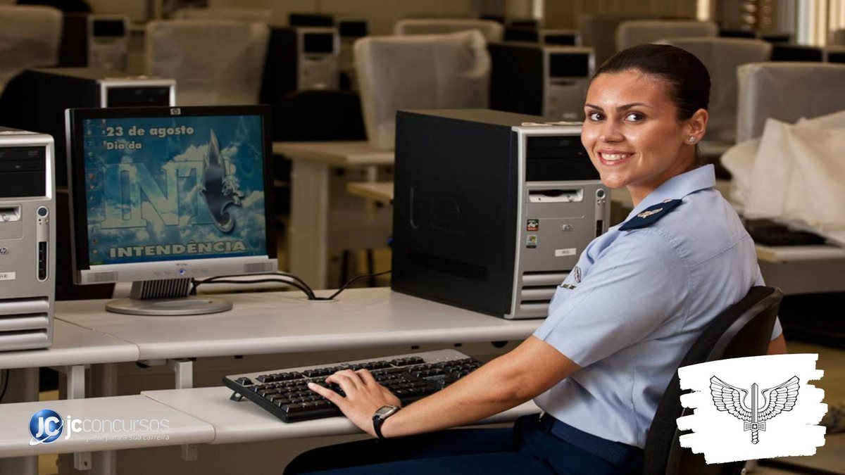 Concurso da Aeronáutica: aluna do curso de intendência da AFA sorri para foto enquanto utiliza computador