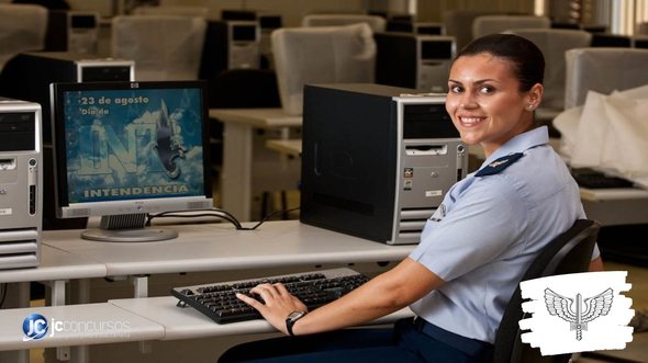Concurso da Aeronáutica: aluna do curso de intendência da AFA sorri para foto enquanto utiliza computador - Divulgação