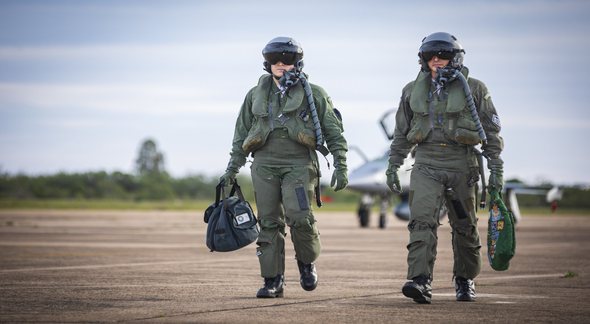 Concurso Aeronáutica: dois aviadores da Força Aérea Brasileira caminham em pista de decolagem - Divulgação
