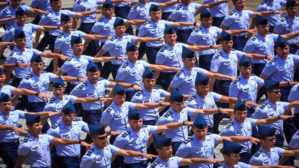 Concurso Forças Armadas: alunos da Escola Preparatória de Cadetes do Ar durante desfile em Barbacena (MG)