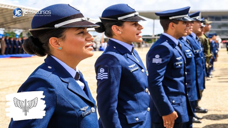 Concurso da Aeronáutica: militares perfilados durante evento na Praça dos Três Poderes, em Brasília (DF)