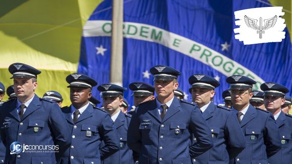 Processo seletivo da Aeronáutica: militares perfilados com bandeira do Brasil ao fundo - Foto: Divulgação