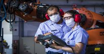 Concurso Aeronáutica: engenheiros operam equipamento eletrônico - Divulgação