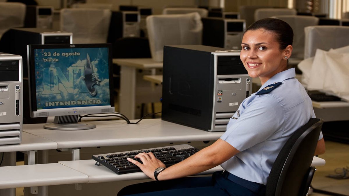 Concurso Aeronáutica: enquanto utiliza computador, aluna do curso de intendência da AFA posa para foto