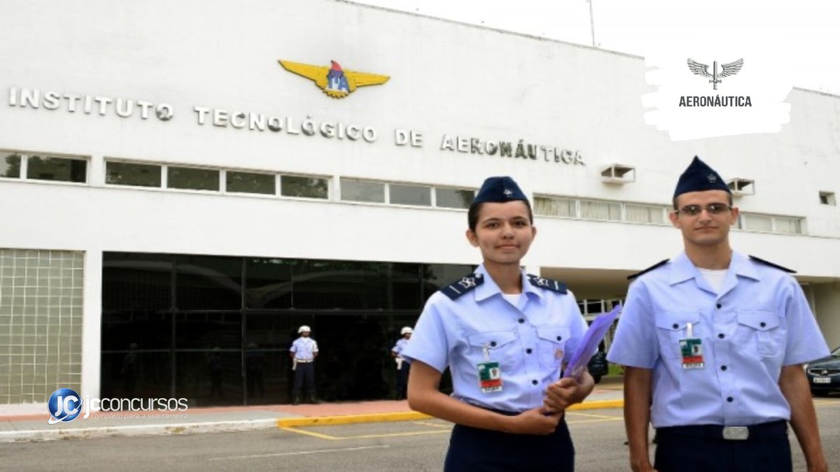 Concurso da Aeronáutica: estudantes posam para foto em frente ao ITA