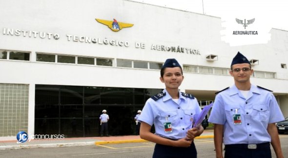 Concurso da Aeronáutica: estudantes posam para foto em frente ao ITA - Divulgação