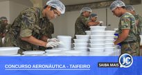 Concurso Aeronáutica - taifeiros durante o preparo de refeições - Divulgação