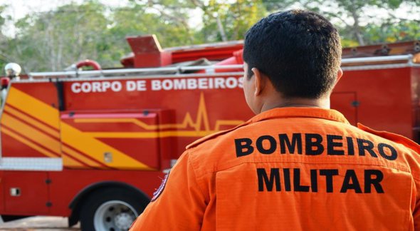 Concurso Bombeiros AM: soldado aparece de costas ao lado de caminhão da corporação - Divulgação