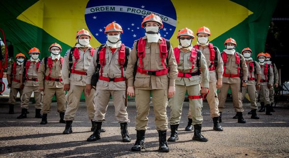 Concurso Bombeiros MT: agentes da corporação posam para foto com bandeira do Brasil ao fundo - Divulgação