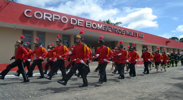 Concurso Bombeiros PB: oficiais perfilados durante desfile - Divulgação