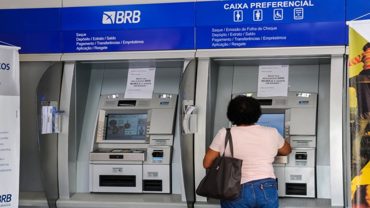 Concurso BRB: mulher utiliza caixa eletrônico em agência do Banco de Brasília