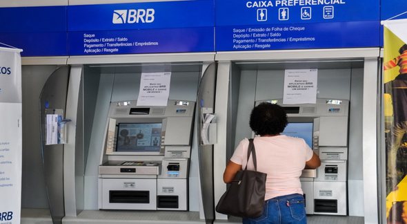 Concurso BRB: mulher utiliza caixa eletrônico em agência do Banco de Brasília - Paulo H. Carvalho / Agência Brasilia