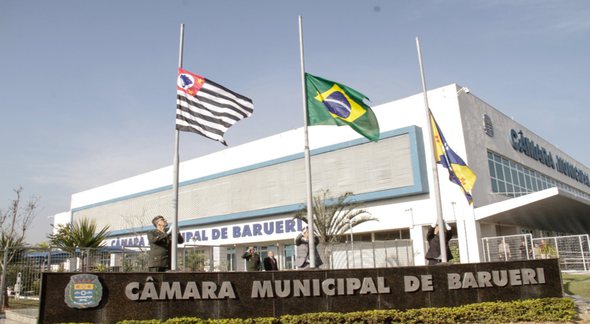 Concurso Câmara de Barueri: bandeiras são hasteadas durante cerimônia em frente ao prédio do Legislativo - Divulgação