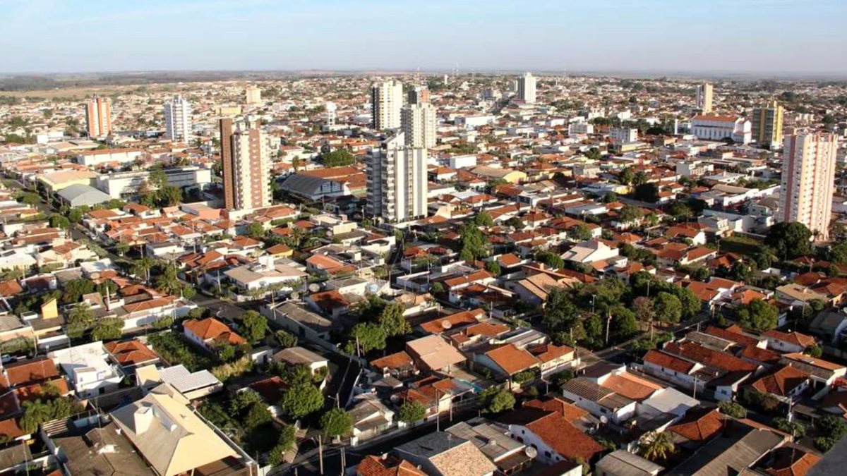 Concurso Câmara de Fernandópolis: cidade vista do alto