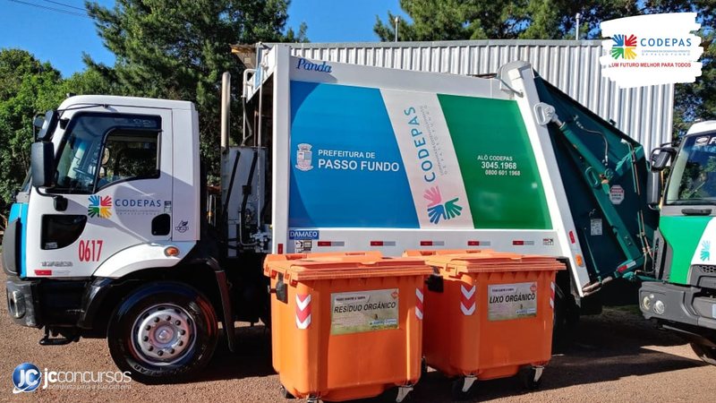 Concurso da CODEPAS RS: caminhão de coleta de lixo da Companhia de Desenvolvimento de Passo Fundo