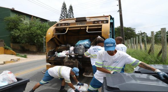 Concurso Comcap: garis realizam coleta de lixo em Florianópolis - Divulgação