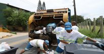 Concurso Comcap: garis realizam coleta de lixo em Florianópolis - Divulgação