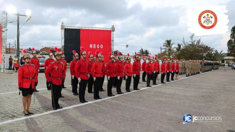 Concurso do Corpo de Bombeiros da Paraíba: oficiais da corporação perfilados durante solenidade