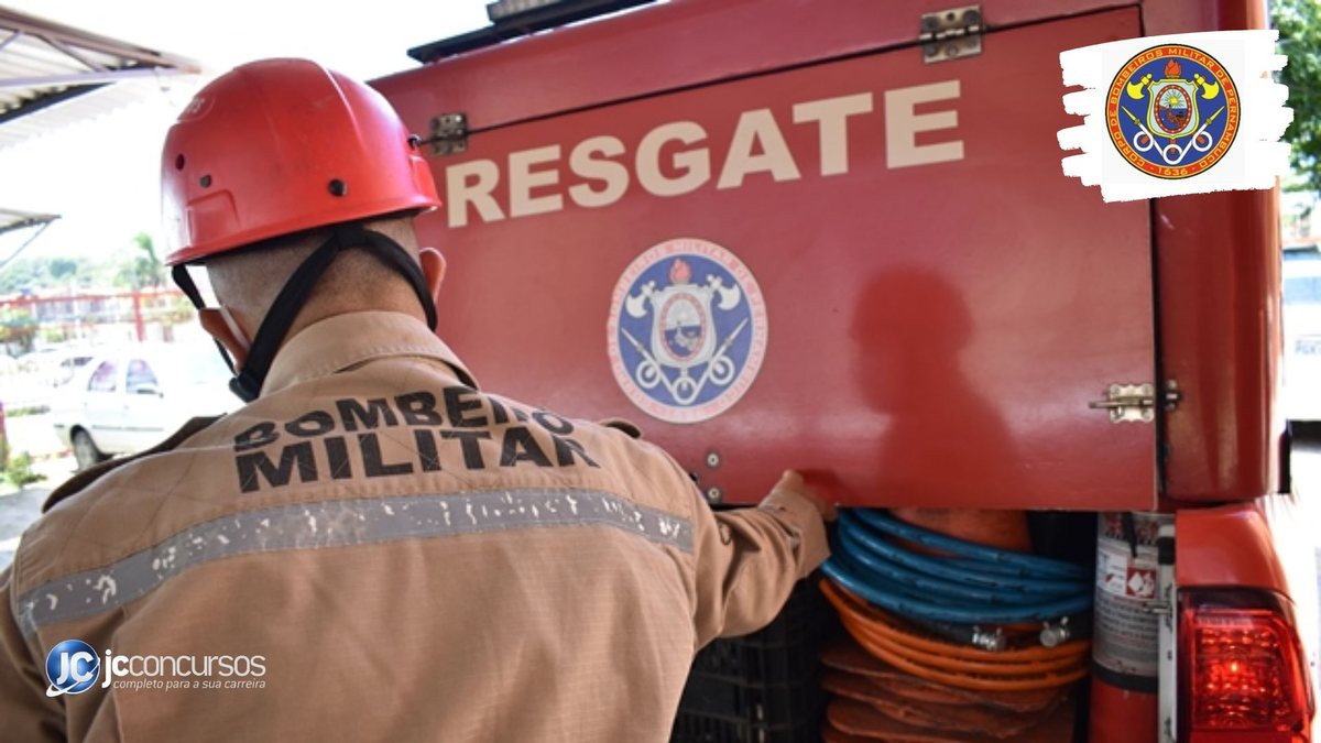 Concurso do Corpo de Bombeiros de Pernambuco: soldado manuseia equipamentos de resgate em viatura