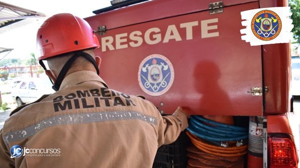 Concurso do Corpo de Bombeiros de Pernambuco: soldado manuseia equipamentos de resgate em viatura - Foto: Divulgação