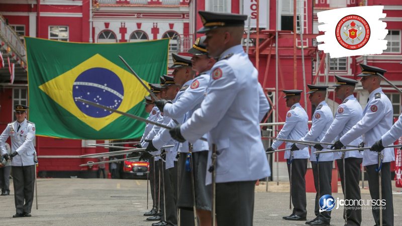 Concurso do Corpo de Bombeiros do Rio de Janeiro: militares do CFO durante solenidade de formatura