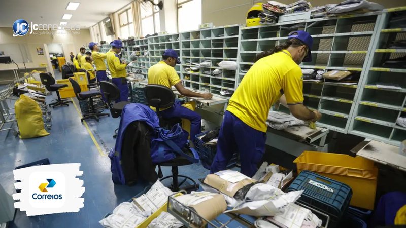 Concurso dos Correios: servidores organizam mercadorias para entrega em unidade da estatal - Foto: Joédson Alves/Agência Brasil