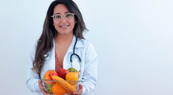 Concurso CRN-6: nutricionista segura frutas - Divulgação