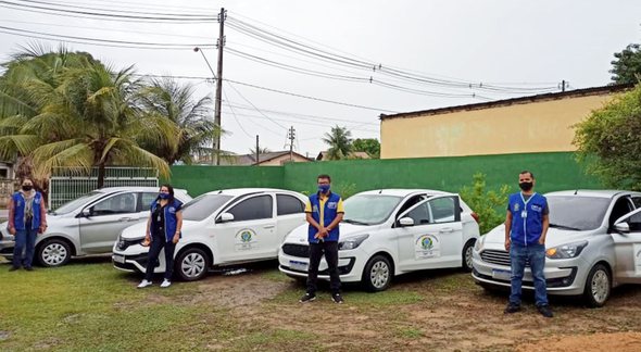 Concurso CRT 1 - agentes posam para foto ao lado de veículos utilizados em fiscalizações - Divulgação