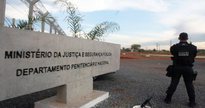 Concurso Depen: agente de segurança aparece de costas em frente à Penitenciária Federal de Brasília - Divulgação