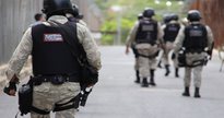 Concurso Depen MG: policiais penais aparecem de costas caminhando em unidade prisional - Divulgação
