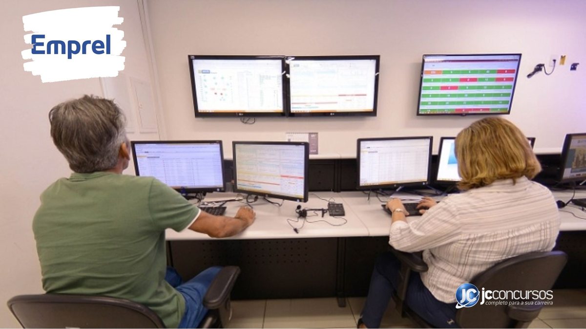Concurso da Emprel: analistas diante de computadores em escritório da Empresa Municipal de Informática