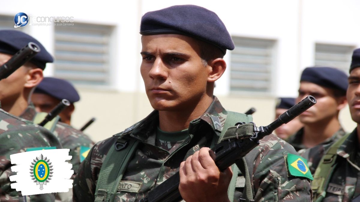 Servidor do Exército com uniforme, boina e arma nas mãos