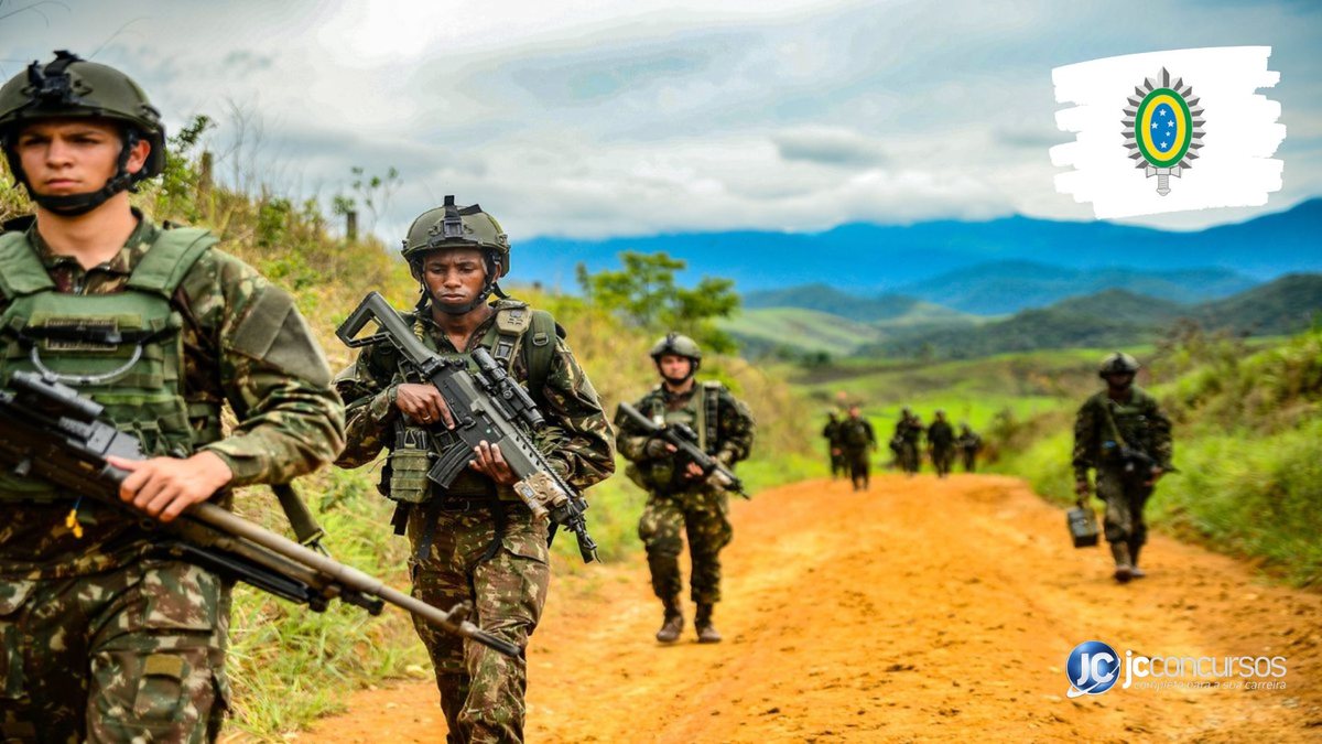 Concurso do Exército: militares caminham em estrada de terra durante treinamento